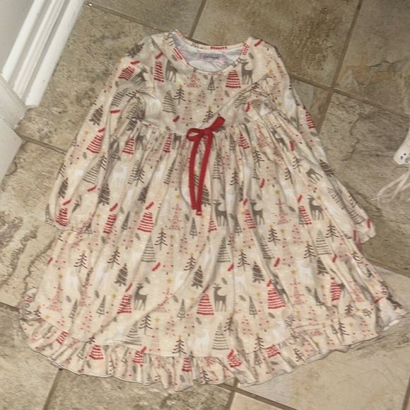 Girls August girls size 7 gorgeouss nightgown- thick & soft with gorgeous twirl - Picture 1 of 3